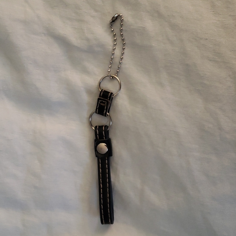 COACH BLACK PATENT LEATHER SNAPHEAD STRAP KEYFOB